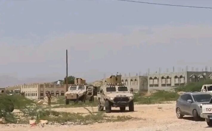 انفجار استهدف طقما عسكريا