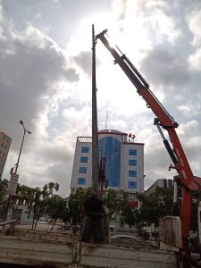صيانة أعمدة الإنارة في الشارع الرئيسي لمديرية المنصورة استعداداً لقدوم