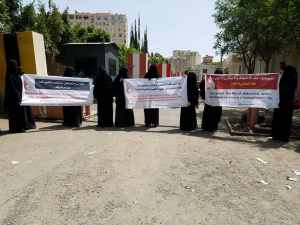 "أمهات المختطفين" تناشد الصليب الأحمر بالتدخل لإنقاذ حياة أحد المختطفين لدى مليشيا الحوثي في صنعاء