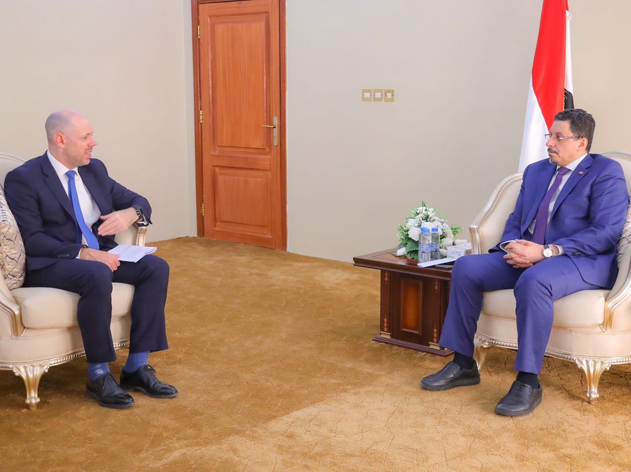 وزير الخارجية يستعرض مع السفير البريطاني انتهاكات الحوثيين وعرقلتهم للجهود الرامية لمعالجة ملف خزان صافر النفطي