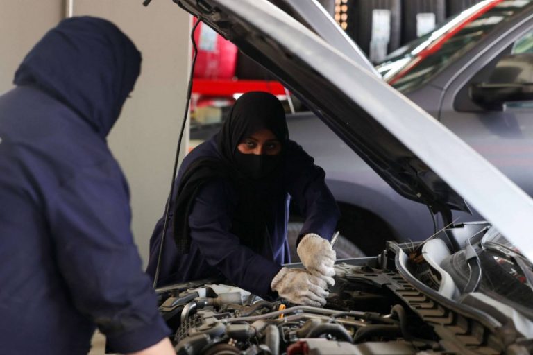 بعد قيادة السيارة.. سعوديات ينافسن الرجال في ورش الميكانيك صحيفة الشارع